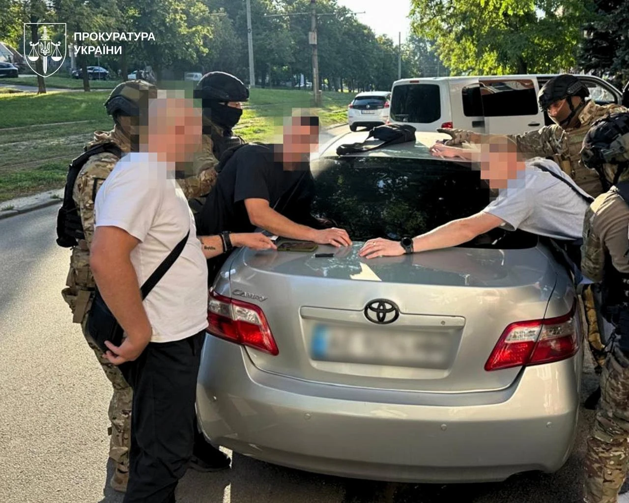 Викрадення 11 тисяч доларів у волонтера у Дніпрі: підозри, обшуки, арешти