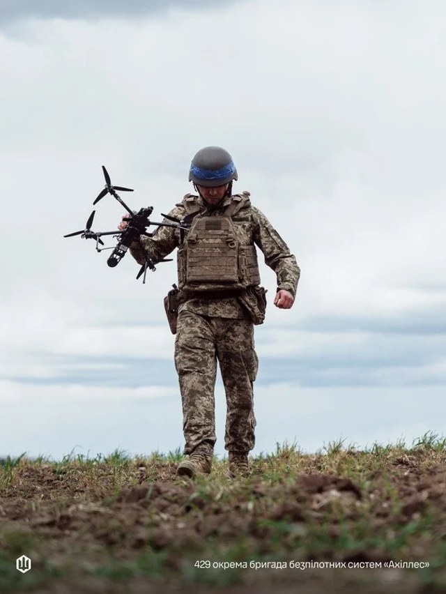 Український військовий із безпілотником у руках, ілюстрація до матеріалу про удари на 100 км від фронту