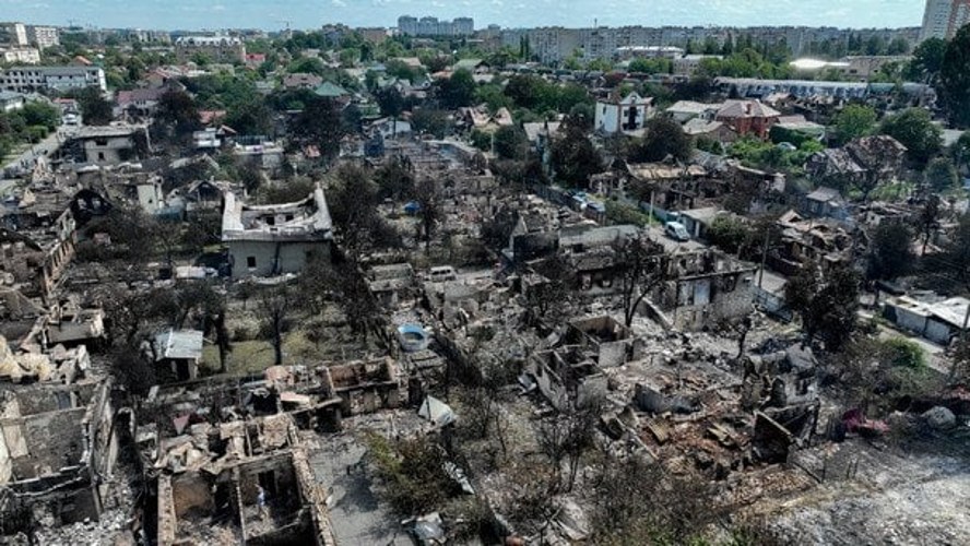 Склад боєприпасів у Вишневому після вибуху та наслідки детонації в житловій забудові