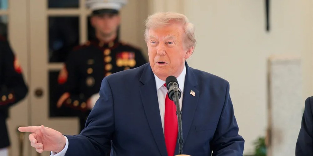 Капітолій США та символічне зображення Ормузької протоки