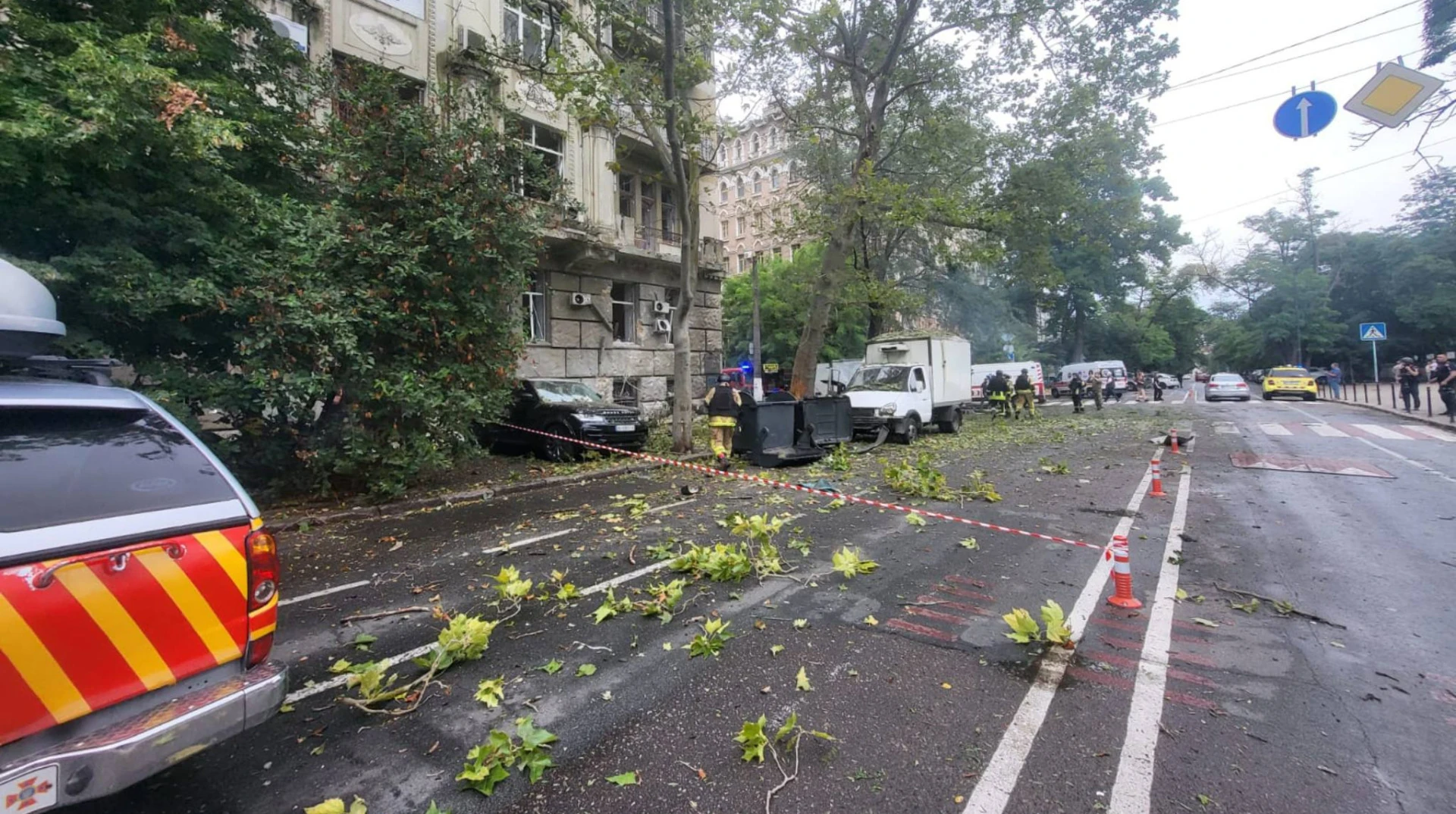 Пошкоджений житловий будинок у центрі Одеси внаслідок удару 21 липня