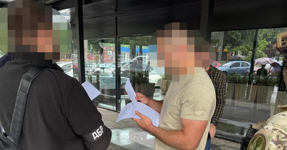 Працівник ДБР вручає підозру колишньому військовослужбовцю полку «Скеля»
