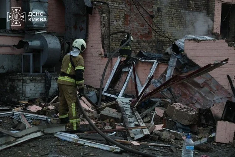 Наслідки удару в Києві вночі 1 серпня: пожежі в будівлях і горіючі автомобілі на парковці.