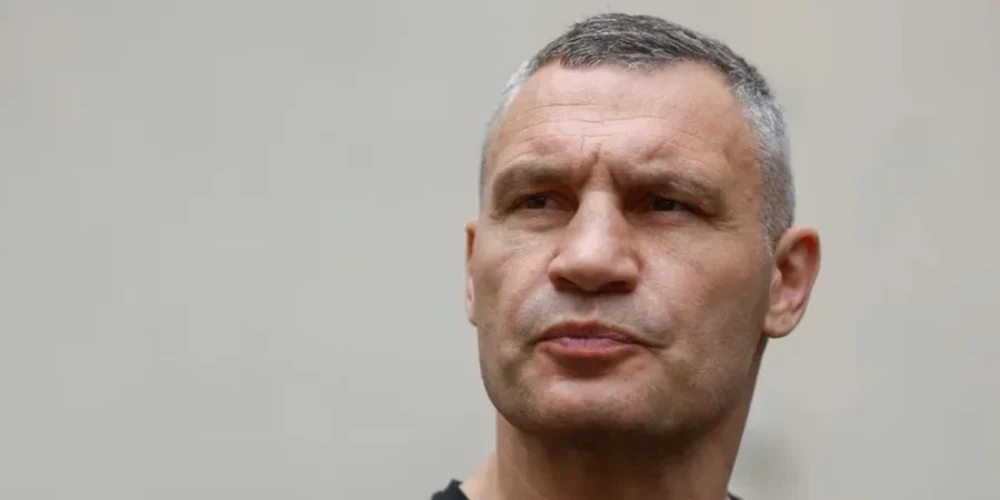 Мер Києва Віталій Кличко під час спілкування з журналістами щодо підготовки міста до опалювального сезону 2026-2027.