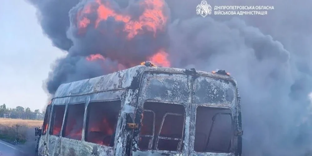 У Нікопольському районі FPV-дрон вдарив по маршрутці: семеро цивільних доправлено до лікарні