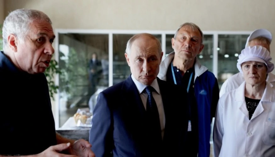 Володимир Путін на тлі острова Ітуруп та Курильського архіпелагу