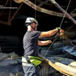 Рятувальники серед розібраних завалів зруйнованого торговельного центру в Кривому Розі