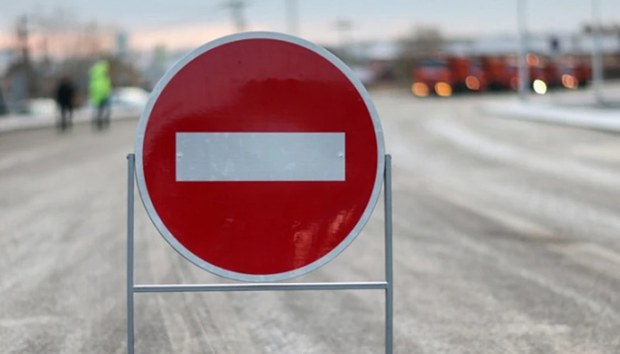 На Київщині ввечері 28 серпня закрили 17 км траси М-06 та зафіксували наслідки атаки