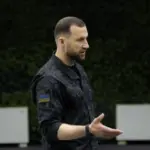 Міністр оборони України Євгеній Хмара під час спілкування з журналістами