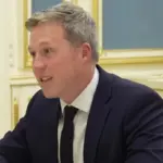 Ден Дрісколл, міністр армії США, на тлі будівлі Пентагону